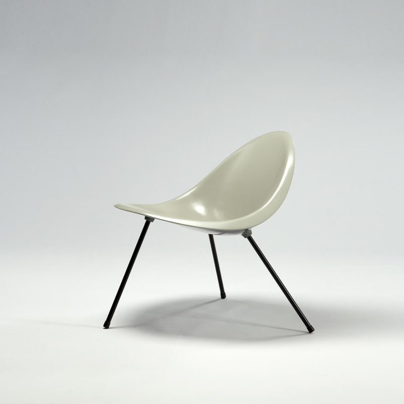 Molded aluminum tripod chair in grey