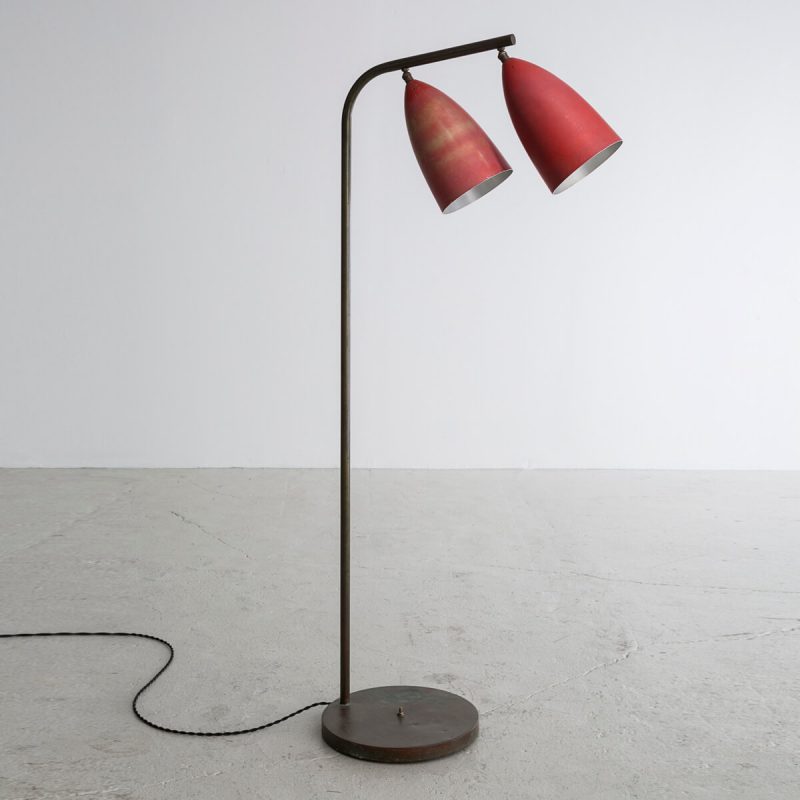 Floor lamp in enameled aluminum on a chrome-plated steel base with two cone-shaped shades.